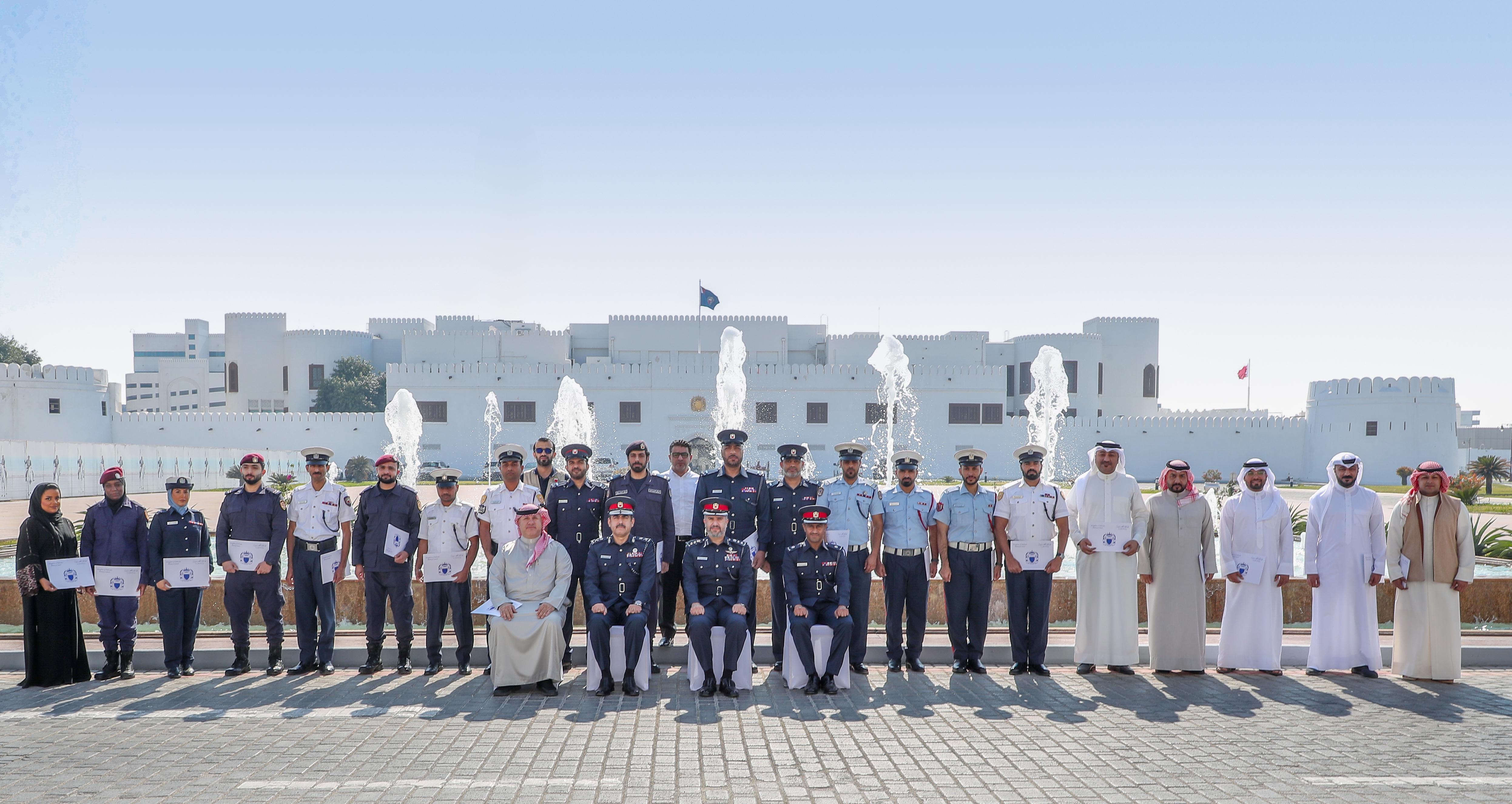 مدير عام الإدارة العامة للإعلام والثقافة الأمنية يكرم المشاركين في دورة أساسيات التصوير الفوتوغرافي والتلفزيوني<